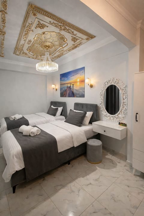 Deluxe Twin Room | In-room safe, desk, blackout drapes, soundproofing