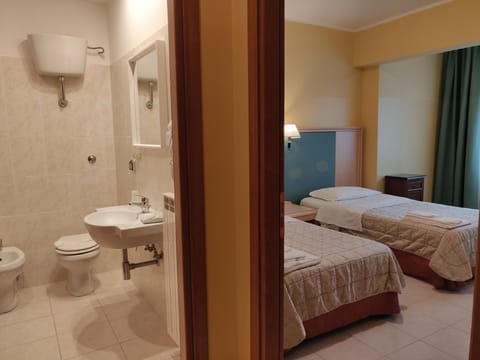 Family Room, Connecting Rooms | Desk, free WiFi