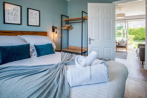 Chalet (2 Bedrooms) | 2 bedrooms, iron/ironing board, bed sheets
