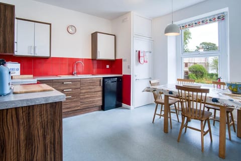 House (5 Bedrooms) | Private kitchen | Microwave, oven, highchair