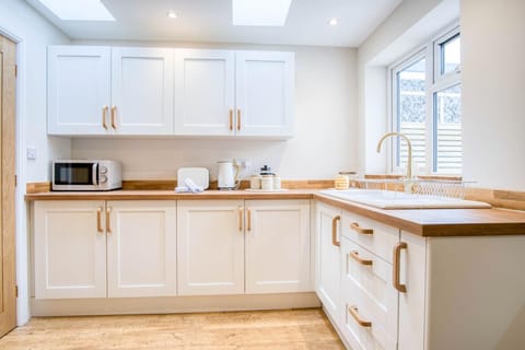 Apartment (3 Bedrooms) | Private kitchen | Microwave, oven