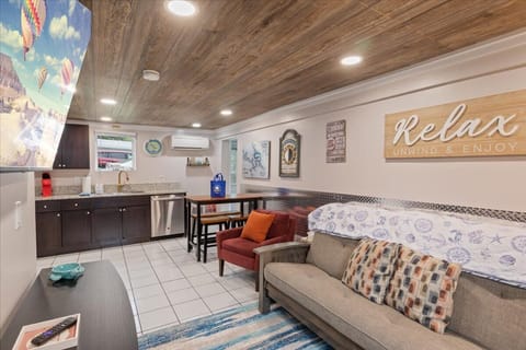 House, Multiple Beds, Hot Tub (Hawk's Landing) | Living area