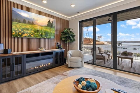 Condo, Multiple Beds, Patio (Luxury Lakeview Oasis) | Living area