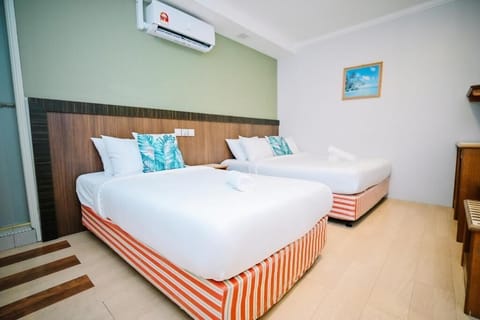 Standard Triple Room | Desk, iron/ironing board, free WiFi
