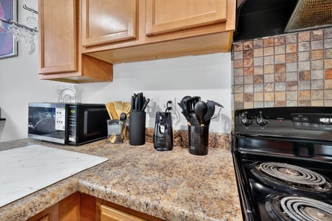 Apartment, 1 Bedroom | Private kitchen | Fridge, oven, coffee/tea maker, toaster