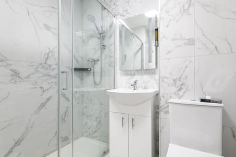 Combined shower/tub, free toiletries, hair dryer, towels