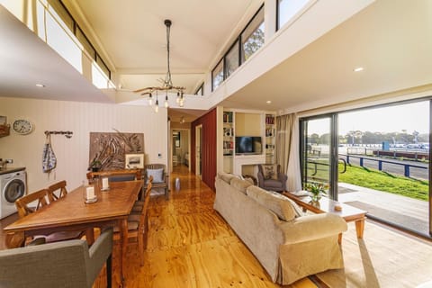 40-inch Smart TV with digital channels, TV, Netflix