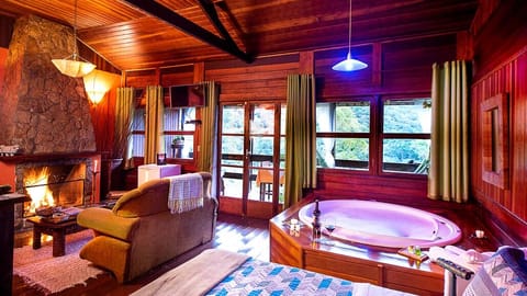 Romantic Suite | Private spa tub