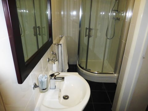 Combined shower/tub, hair dryer, towels