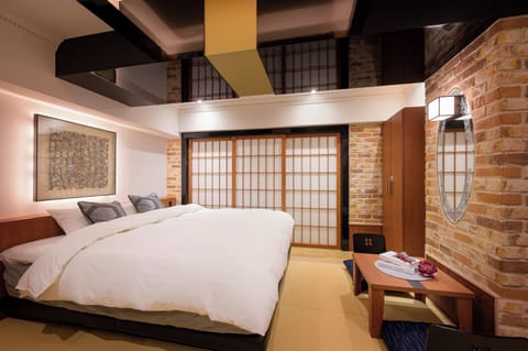 Down comforters, in-room safe, soundproofing, free WiFi