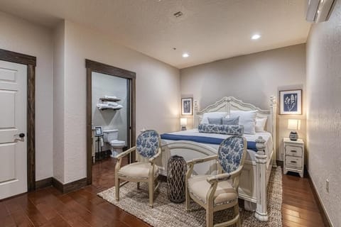 Premium bedding, in-room safe, individually decorated