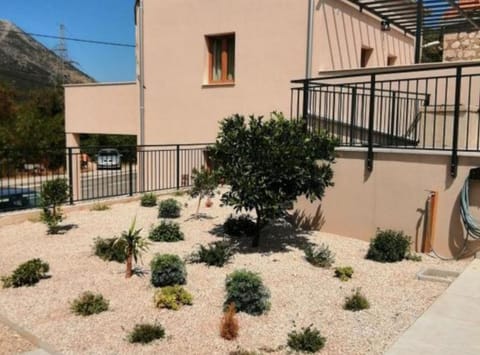 House (House Serenity with Pool) | Exterior