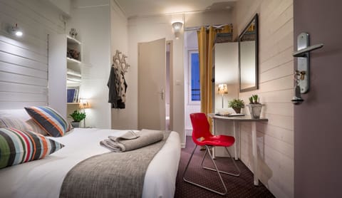 Desk, soundproofing, free WiFi, bed sheets