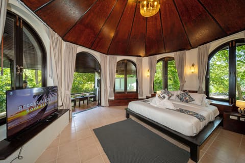 Premium bedding, in-room safe, desk, laptop workspace