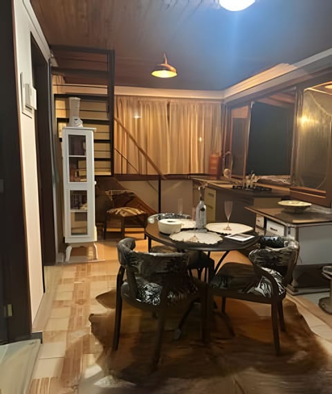 Chalet, 2 Bedrooms, Mountain View | Dining