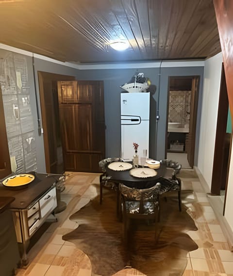 Chalet, 2 Bedrooms, Mountain View | Dining