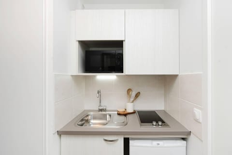 Studio | Private kitchen | Coffee/tea maker, electric kettle