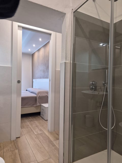 Deluxe Double or Twin Room, Balcony | Bathroom | Shower, hair dryer, towels, soap