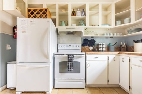 Classic Cottage, 2 Bedrooms | Private kitchen | Microwave, coffee/tea maker, toaster, cookware/dishes/utensils