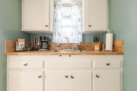 Cottage, 1 Queen Bed with Sofa bed | Private kitchen | Microwave, coffee/tea maker, toaster, cookware/dishes/utensils