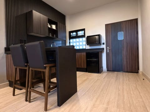 Microwave, dishwasher, cookware/dishes/utensils