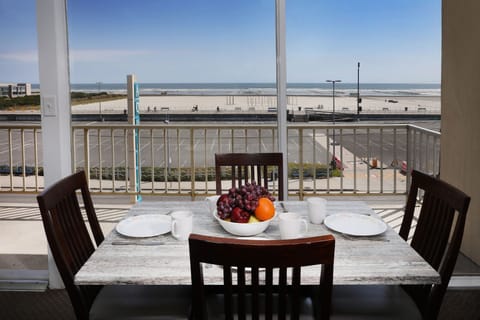 Deluxe Suite, Kitchenette (Oceanfront) | In-room dining