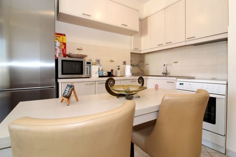Apartment, City View | Private kitchen | Fridge, microwave, oven, coffee/tea maker