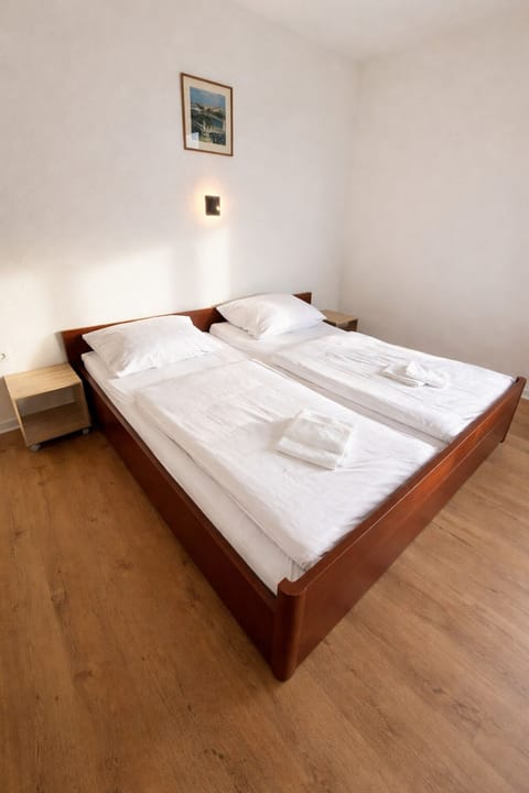 Economy Double or Twin Room, 1 Bedroom, Non Smoking | Hypo-allergenic bedding, desk, soundproofing, WiFi