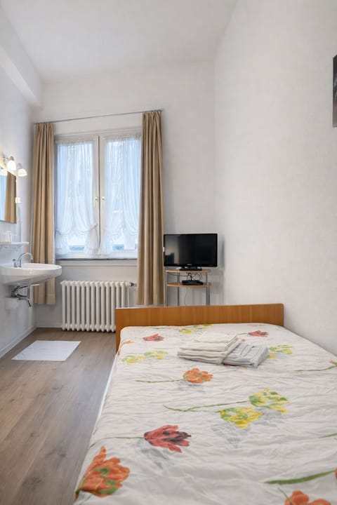 Basic Single Room | Hypo-allergenic bedding, desk, soundproofing, WiFi