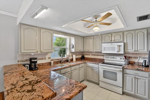 House, 4 Bedrooms | Private kitchen | Coffee/tea maker, fridge, oven, toaster