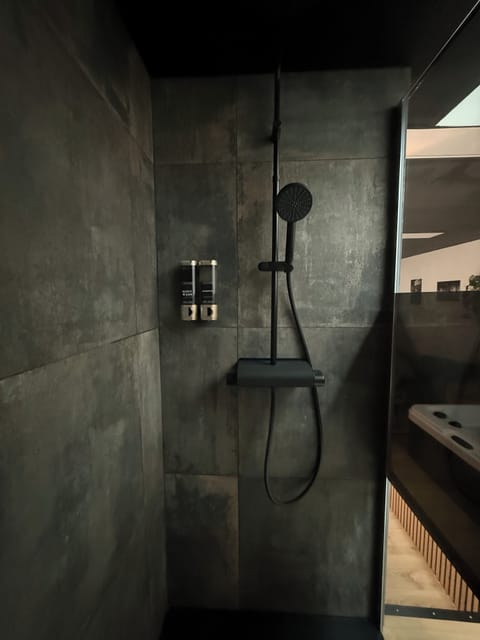 Deluxe Double Room | Bathroom | Jetted tub, rainfall showerhead, hair dryer, bathrobes