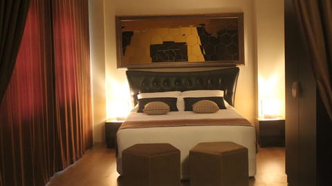 Premium bedding, free minibar, in-room safe, desk