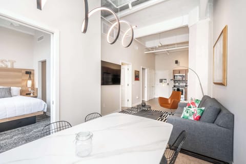 Apartment, Multiple Beds, Kitchen, City View (The 333 Suites 302) | Interior