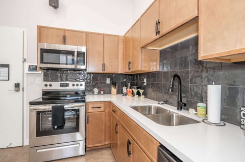 Apartment, Multiple Beds, Kitchen, City View (The 333 Suites 302) | Private kitchen