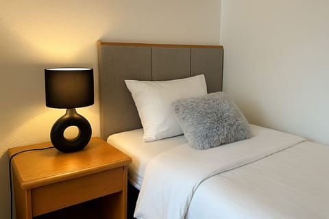 Basic Room | Hypo-allergenic bedding, desk, laptop workspace, free WiFi