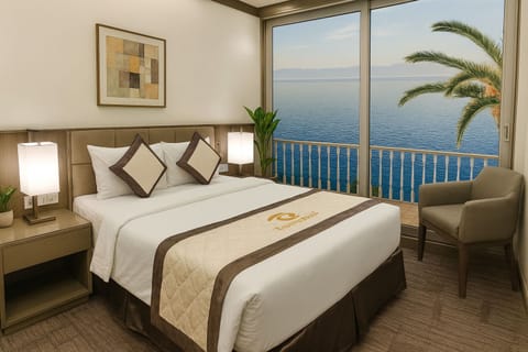 Superior Double Room, No Windows | Bathroom | Bathtub, free toiletries, hair dryer, slippers