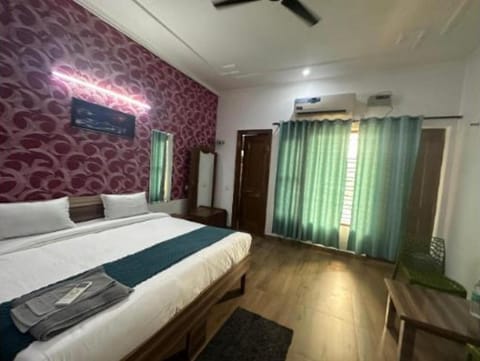 Egyptian cotton sheets, premium bedding, in-room safe, free WiFi