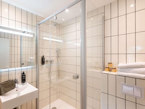 Room, 2 Twin Beds | Soundproofing, free WiFi, bed sheets