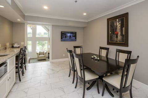 Bi-Level King Suite (406) | In-room dining