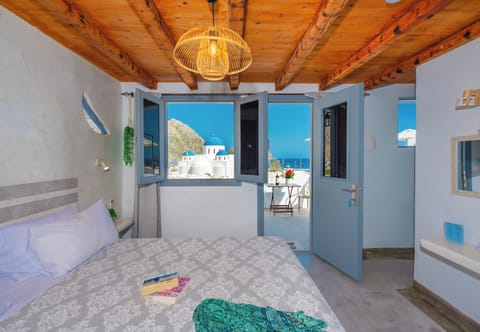 Deluxe Suite, Sea View | Soundproofing, cribs (free), WiFi (free), bed sheets