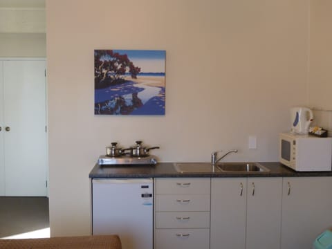 Executive Studio Suite | In-room safe, iron/ironing board, free WiFi, bed sheets