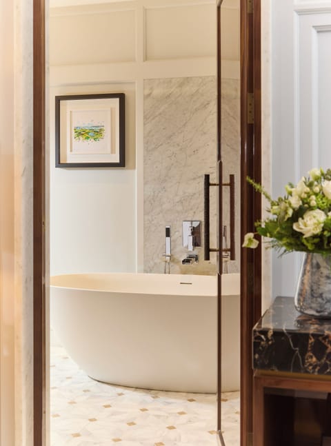 Junior Suite | Bathroom | Free toiletries, hair dryer, slippers, towels