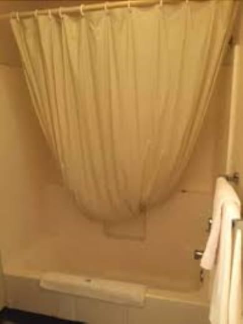 Combined shower/tub, towels