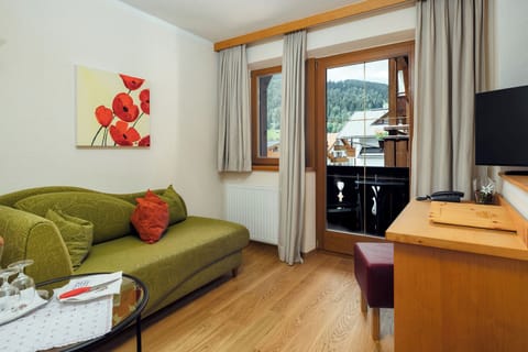 Deluxe Studio, Multiple Beds | Living area