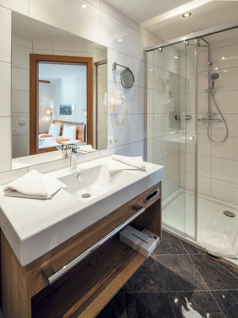 Deluxe Condo | Bathroom | Hair dryer, bathrobes, towels, soap