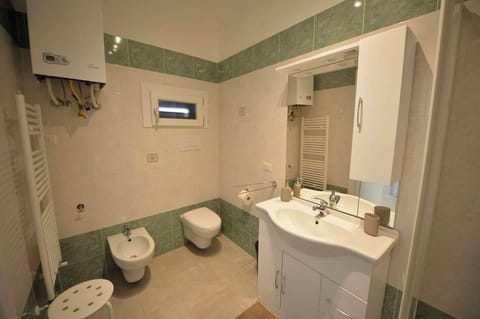 Classic Apartment, Balcony, Hill View | Bathroom