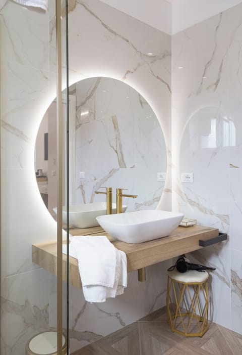 Luxury Room | Bathroom | Shower, hydromassage showerhead, free toiletries, hair dryer