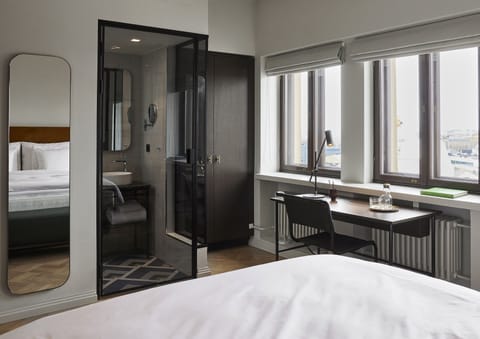 Premium bedding, in-room safe, desk, blackout drapes