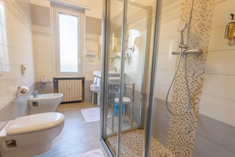 Shower, rainfall showerhead, free toiletries, hair dryer