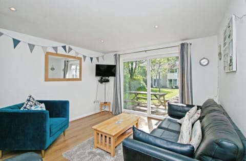 House (Atlantic Reach – Cozy 2-Bed with Pa) | Living room | TV